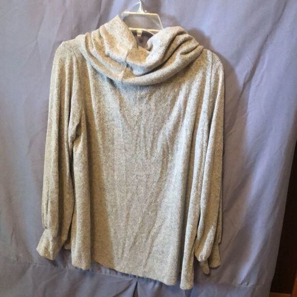 🟢NWOT Light sweater with cowl neck and cuff sleeve - Picture 2 of 6